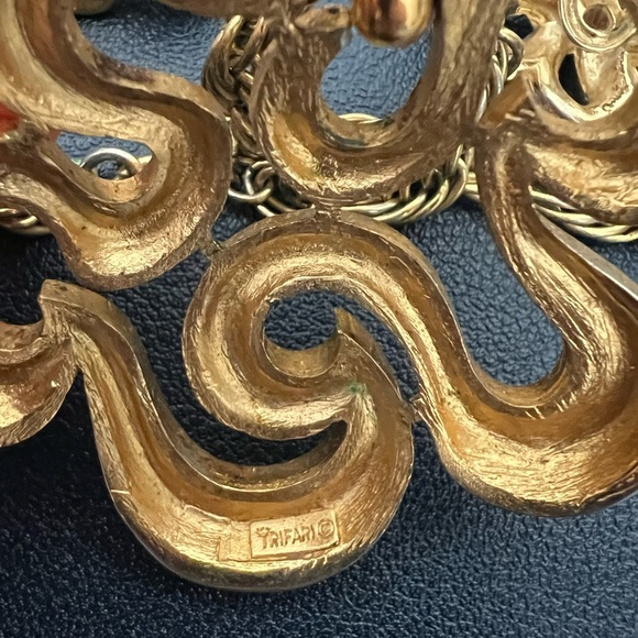 Crown Trifari abstract necklace and earrings - Picture 6 of 6